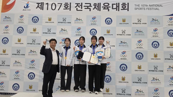 [서산=뉴시스] 지난 19일 제주에서 열린 제107회 전국체육대회에 출전해 메달을 딴 (왼쪽 두 번째부터) 최유리, 김연우, 이시아, 최하린 선수가 메달을 목에 걸고 기념 사진을 찍고 있다. (사진=서산교육지원청 제공) 2026.10.21. photo@newsis.com *재판매 및 DB 금지