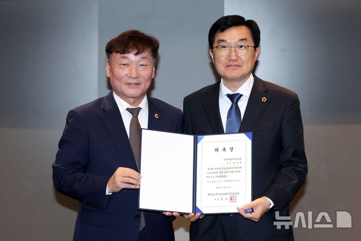 [전주=뉴시스] 송재영 전북특별자치도의원(오른쪽). *재판매 및 DB 금지