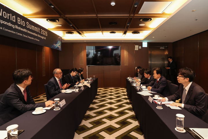 정동영 통일부 장관이 21일 테워드로스 아드하놈 거브러여수스 세계보건기구(WHO) 사무총장을 만나고 있다. (사진=통일부 제공) 2026.10.21. *재판매 및 DB 금지