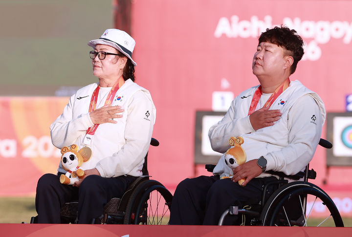 [서울=뉴시스] 2026 아이치·나고야 장애인아시안게임 W1 혼성 단체전에서 금메달을 딴 김옥금과 박홍조. (사진 = 대한장애인체육회 제공) *재판매 및 DB 금지
