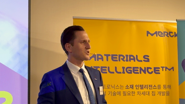 [서울=뉴시스] 박나리 기자 = 벤자민 하인 머크 일렉트로닉스 CEO가 21일 서울 강남구의 한 호텔에서 기자간담회를 하고 있다. 2026.10.21. parknr@newsis.com *재판매 및 DB 금지