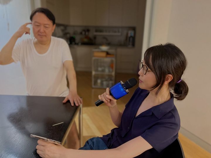 [서울=뉴시스] 윤석열 전 대통령과 김건희 여사가 뮤지컬 '오페라의 유령' OST를 함께 부르고 있다. (사진출처=정지원 전 대통령실 행정관 스레드 캡처) *재판매 및 DB 금지