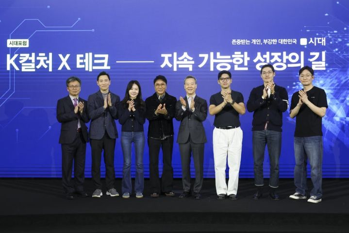 21일 시대포럼 주요 참석자들. 왼쪽부터 오병상 시대 대표, 신재하 에이피알 부사장, 세실리아 셴 유토파이 CEO, 이수만 A2O 키 프로듀서, 홍선근 시대 회장, 김그륜 감독, 윤상보 갤럭시코퍼레이션 부사장, 이승진 무신사 부사장./조현호 기자 *재판매 및 DB 금지