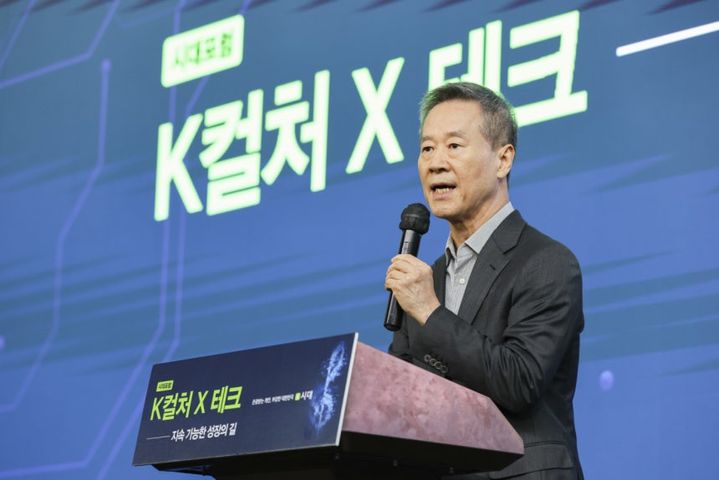 홍선근 동행미디어 시대 회장이 21일 서울 서초구 세빛섬 플로팅아일랜드 컨벤션홀에서 'K컬처 X 테크 : 지속 가능한 성장의길'을 주제로 열린 시대포럼에서 감사인사를 하고 있다./조현호 기자 *재판매 및 DB 금지