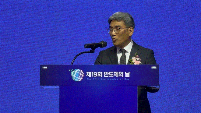[서울=뉴시스] 박나리 기자 = 송재혁 한국반도체산업협회장이 21일 그랜드 인터컨티넨탈 서울 파르나스에서 열린 제19회 반도체의 날 기념식에서 환영사를 하고 있다. 2026.10.21. parknr@newsis.com *재판매 및 DB 금지