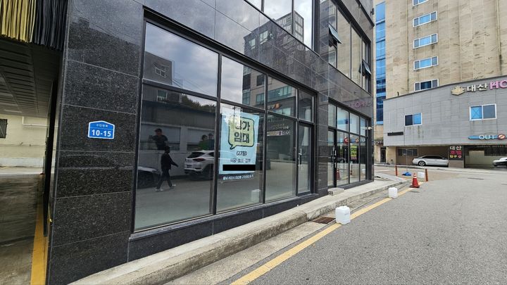 [서산=뉴시스] 김덕진 기자=지난 19일 비교적 최근 리모델링한 것으로 보이는 충남 서산 대산읍내 한 건물 유리창에 연이어 '상가임대' 문구가 적힌 게시문이 붙어 있다. 2026.10.22. spark@newsis.com *재판매 및 DB 금지