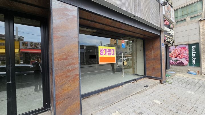 [서산=뉴시스] 김덕진 기자=지난 19일 충남 서산 대산읍내 한 상가 유리창에 '상가임대' 문구가 적힌 게시문이 붙어 있다. 2026.10.22. spark@newsis.com *재판매 및 DB 금지