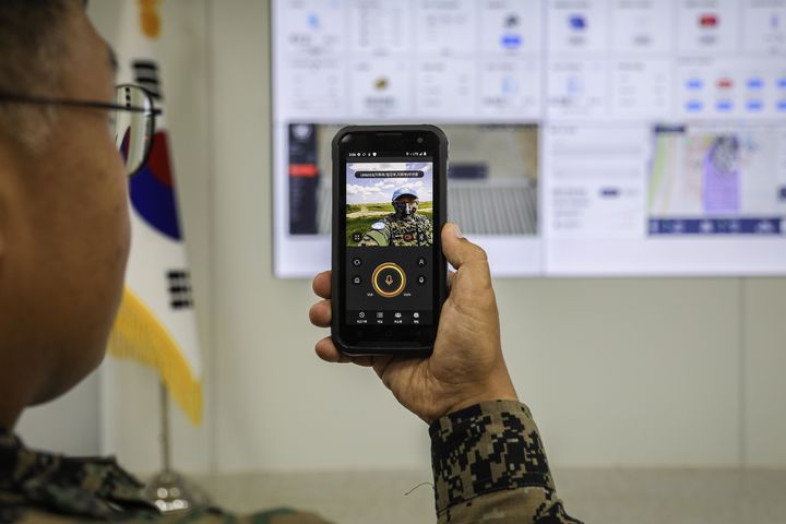 [서울=뉴시스] 육군과 남수단재건지원단(한빛부대)은 20일(현지 시간) 남수단 종글레이주 보르에 위치한 한빛부대 주둔지에서 UN PKO기지 최초로 '스마트캠프(Smart Camp) 사업 준공식'을 진행했다. 사진은 준공식에서 배낭형 통신장비를 활용하여 보르(Bor)와 피보르(Pibor) 지역 간 구성된 무선 네트워크를 통해 영상통화를 시연하고 있다. (사진=육군 제공) 2026.10.21. photo@newsis.com *재판매 및 DB 금지