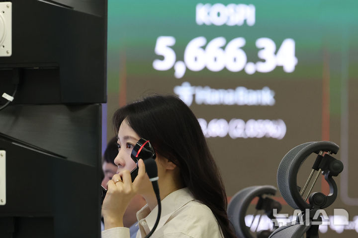 [서울=뉴시스] 권창회 기자 = 21일 서울 중구 하나은행 딜링룸에서 딜러들이 업무를 보고 있다. 코스피가 전 거래일 대비 113.60포인트(2.05%) 오른 5666.34에 개장했다. 원달러 환율은 1324.7원으로, 코스닥 지수는 11.43포인트(1.46%) 오른 793.40에 시작했다. 2026.10.21. kch0523@newsis.com