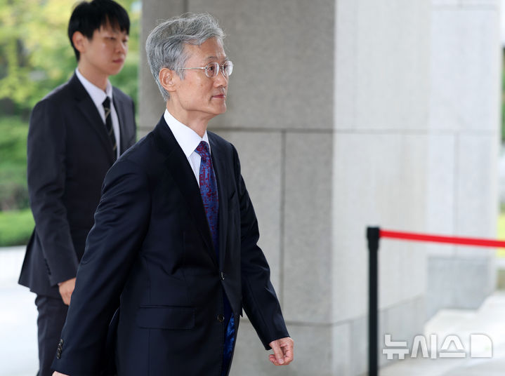 [서울=뉴시스] 이영환 기자 = 조희대 대법원장이 21일 오전 서울 서초구 대법원으로 출근하고 있다. 2026.10.21. 20hwan@newsis.com