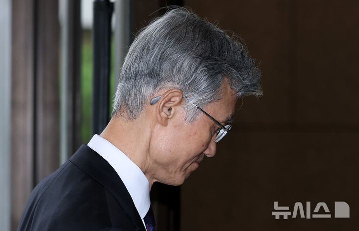[서울=뉴시스] 이영환 기자 = 조희대 대법원장이 21일 오전 서울 서초구 대법원으로 출근하고 있다. 2026.10.21. 20hwan@newsis.com