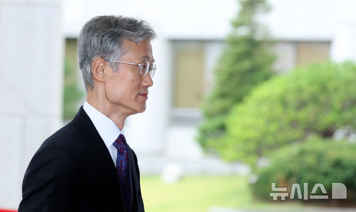 [서울=뉴시스] 이영환 기자 = 조희대 대법원장이 21일 오전 서울 서초구 대법원으로 출근하고 있다. 2026.10.21. 20hwan@newsis.com