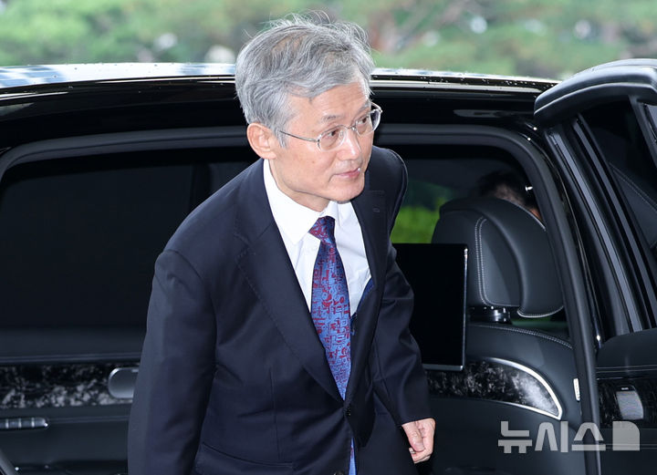[서울=뉴시스] 이영환 기자 = 조희대 대법원장이 21일 오전 서울 서초구 대법원으로 출근하고 있다. 2026.10.21. 20hwan@newsis.com