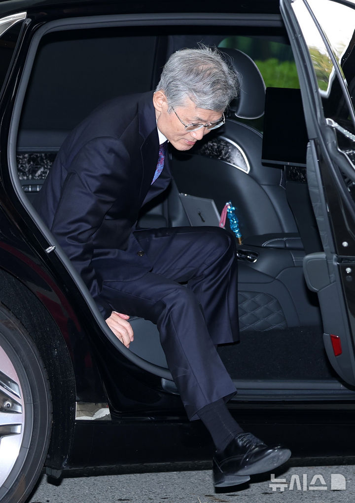 [서울=뉴시스] 이영환 기자 = 조희대 대법원장이 21일 오전 서울 서초구 대법원에 도착해 차에서 내리고 있다. 2026.10.21. 20hwan@newsis.com