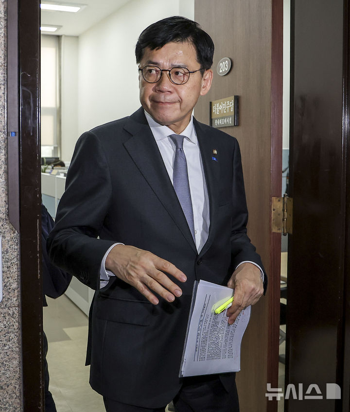 [서울=뉴시스] 정병혁 기자 = 김준형 조국혁신당 원내대표가 21일 서울 여의도 국회에서 조희대 대법원장 탄핵과 관련해 한병도 더불어민주당 원내대표와 논의한 뒤 더불어민주당 원내대표실을 나오고 있다. 2026.10.21. jhope@newsis.com