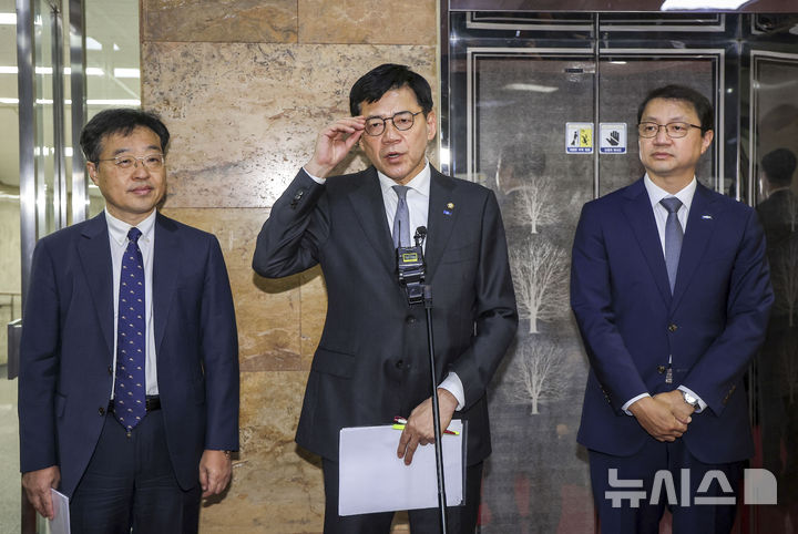 [서울=뉴시스] 정병혁 기자 = 김준형 조국혁신당 원내대표가 21일 서울 여의도 국회에서 조희대 대법원장 탄핵과 관련해 한병도 더불어민주당 원내대표와 논의한 뒤 취재진 앞에서 질문에 답하고 있다. 2026.10.21. jhope@newsis.com