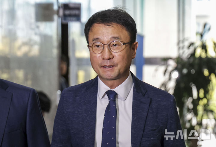 [서울=뉴시스] 정병혁 기자 = 한병도 더불어민주당 원내대표가 21일 서울 여의도 국회에서 조희대 대법원장 탄핵과 관련해 김준형 조국혁신당 원내대표와 논의하기 위해 원내대표실로 들어가고 있다. 2026.10.21. jhope@newsis.com