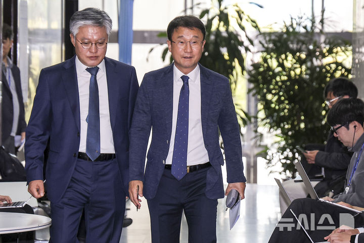 [서울=뉴시스] 정병혁 기자 = 한병도 더불어민주당 원내대표가 21일 서울 여의도 국회에서 조희대 대법원장 탄핵과 관련해 김준형 조국혁신당 원내대표와 논의하기 위해 원내대표실로 들어가고 있다. 2026.10.21. jhope@newsis.com