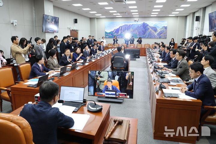 [서울=뉴시스] 최진석 기자 = 21일 여의도 국회에서 열린 운영위 제3차 전체회의에서 여야 의원들이 김태규 국힘민의힘 의원 관련 언쟁을 벌이고 있다. 2026.10.21. myjs@newsis.com