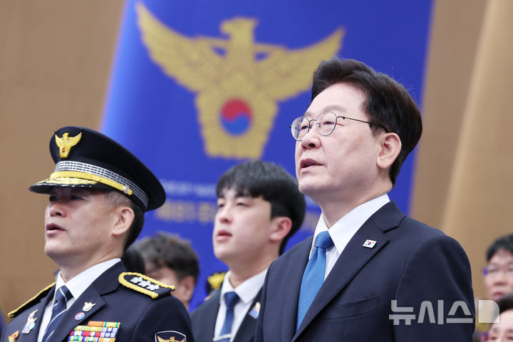 [서울=뉴시스] 조성봉 기자 = 이재명 대통령이 21일 서울 서대문구 경찰청에서 열린 제81주년 경찰의 날 기념식에 김종철 경찰청장 직무대행과 애국가를 부르고 있다. 2026.10.21. suncho21@newsis.com