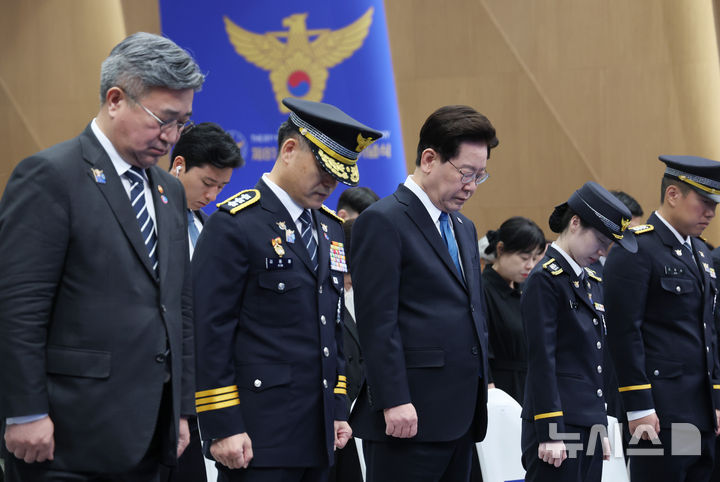 [서울=뉴시스] 조성봉 기자 = 이재명 대통령이 21일 서울 서대문구 경찰청에서 열린 제81주년 경찰의 날 기념식에서 묵념을 하고 있다. 2026.10.21. suncho21@newsis.com