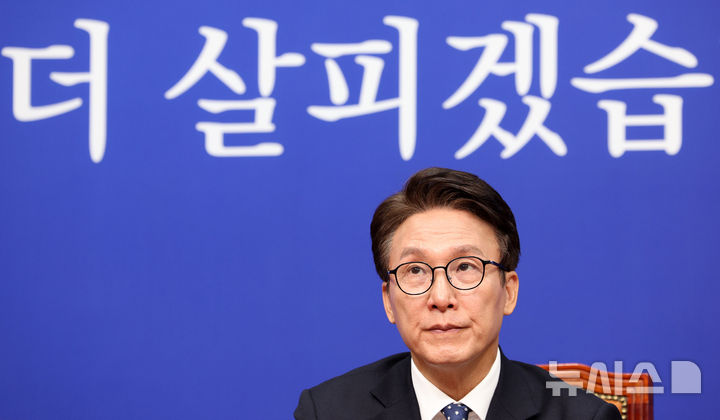 [서울=뉴시스] 고범준 기자 = 김민석 더불어민주당 대표가 21일 서울 여의도 국회에서 열린 최고위원회의에 참석해 자리하고 있다. 2026.10.21. bjko@newsis.com