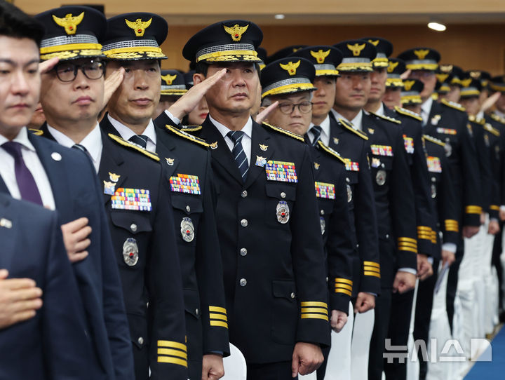 [서울=뉴시스] 조성봉 기자 = 21일 서울 서대문구 경찰청에서 이재명 대통령이 참석한 가운데 열린 제81주년 경찰의 날 기념식에서 경찰들이 국민의례를 하고 있다. 2026.10.21. suncho21@newsis.com