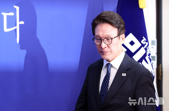 [서울=뉴시스] 고범준 기자 = 김민석 더불어민주당 대표가 21일 서울 여의도 국회에서 열린 최고위원회의에 참석하고 있다. 2026.10.21. bjko@newsis.com