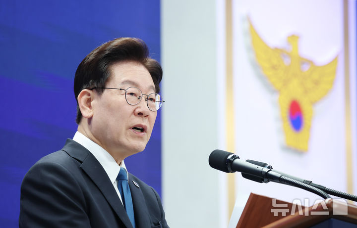 [서울=뉴시스] 조성봉 기자 = 이재명 대통령이 21일 서울 서대문구 경찰청에서 열린 제81주년 경찰의 날 기념식에서 기념사를 하고 있다. 2026.10.21. suncho21@newsis.com