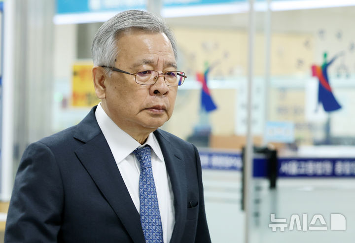 [서울=뉴시스] 이영환 기자 = 대장동 개발 특혜 로비 혐의로 재판에 넘겨진 박영수 전 특별검사가 21일 오전 서울 서초구 서울고법에서 열린 항소심 선고 공판에 출석하고 있다. 2026.10.21. 20hwan@newsis.com