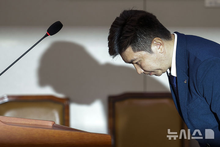 [서울=뉴시스] 정병혁 기자 = 유승민 대한체육회장이 21일 서울 여의도 국회에서 열린 문화체육관광위원회의 대한체육회 등에 대한 국정감사에서 업무보고를 마친 뒤 인사를 하고 있다. 2026.10.21. jhope@newsis.com