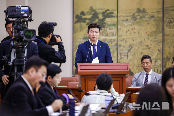 [서울=뉴시스] 정병혁 기자 = 유승민 대한체육회장이 21일 서울 여의도 국회에서 열린 문화체육관광위원회의 대한체육회 등에 대한 국정감사에서 업무보고를 하고 있다. 2026.10.21. jhope@newsis.com