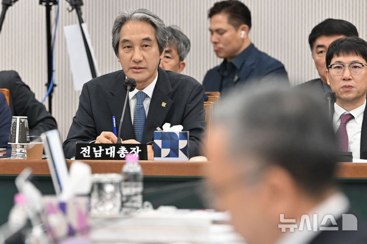 [전남광주=뉴시스] 이영주 기자 = 이근배 전남대총장이 21일 오전 전남광주 북구 전남대학교 대학본부에서 열린 국회 교육위원회 국립대학 국정감사에 참여해 질의에 답변하고 있다. 2026.10.21. leeyj2578@newsis.com