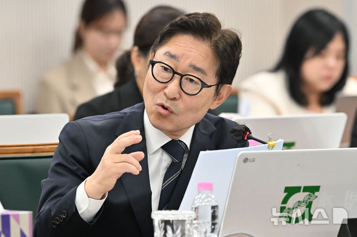 [전남광주=뉴시스] 이영주 기자 = 국회 교육위 박범계 더불어민주당 의원이 21일 오전 전남광주 북구 전남대학교 대학본부에서 열린 2026년도 국회 교육위원회 국립대학 국정감사에 참여해 질의하고 있다. 2026.10.21. leeyj2578@newsis.com