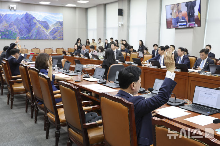 [서울=뉴시스] 최진석 기자 = 국회 운영위원회 소속 국민의힘 의원들이 21일 여의도 국회에서 열린 운영위 제3차 전체회의에서 2026년도 국정감사 증인 등 출석요구의 건에 반대하고 있다. 2026.10.21. myjs@newsis.com