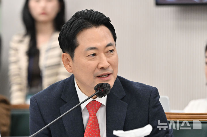 [전남광주=뉴시스] 이영주 기자 = 국회 교육위 장동혁 국민의힘 당대표가 21일 오전 전남광주 북구 전남대학교 대학본부에서 열린 2026년도 국회 교육위원회 국립대학 국정감사에 참여해 질의하고 있다. 2026.10.21. leeyj2578@newsis.com