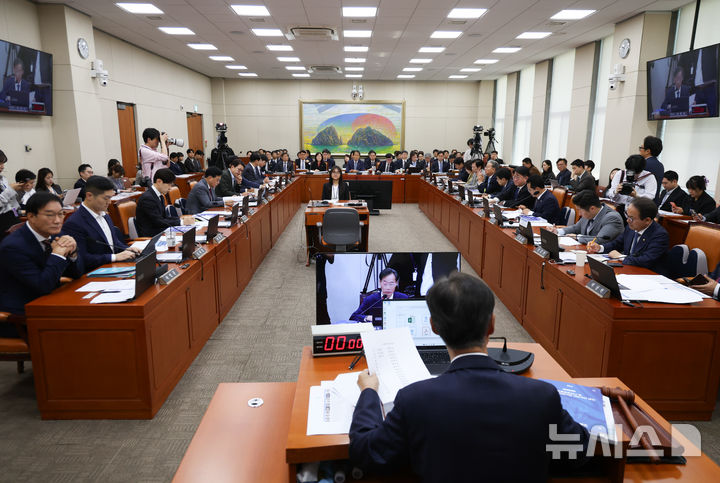 [서울=뉴시스] 김근수 기자 = 21일 오전 서울 여의도 국회에서 정무위원회 종합국정감사가 열리고 있다. 2026.10.21. ks@newsis.com