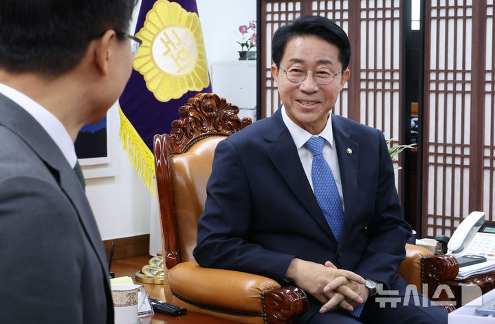 [서울=뉴시스] 최진석 기자 = 조정식 국회의장이 21일 여의도 국회에서 임광현 대통령 비서실장과 접견하며 발언하고 있다. (공동취재) 2026.10.21. photo@newsis.com