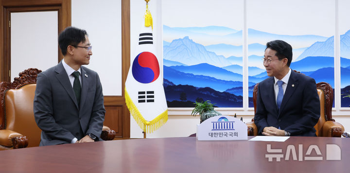 [서울=뉴시스] 최진석 기자 = 임광현(왼쪽) 대통령 비서실장이 21일 여의도 국회를 찾아 조정식 국회의장을 예방해 환담을 나누고 있다. (공동취재) 2026.10.21. photo@newsis.com