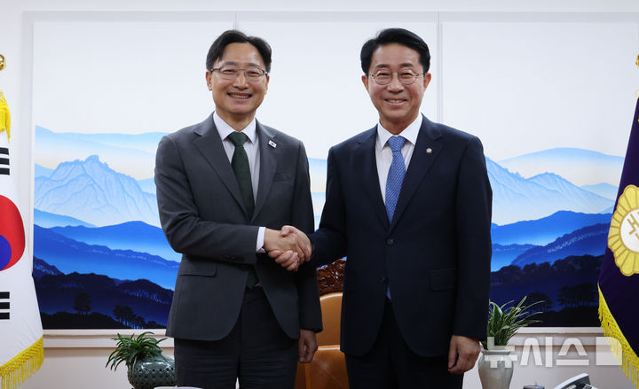 [서울=뉴시스] 최진석 기자 = 임광현(왼쪽) 대통령 비서실장이 21일 여의도 국회를 찾아 조정식 국회의장을 예방해 기념촬영하고 있다. (공동취재) 2026.10.21. photo@newsis.com