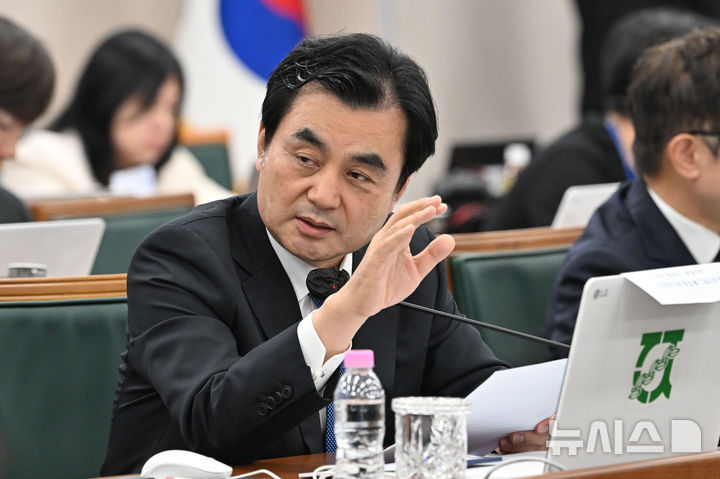 [전남광주=뉴시스] 이영주 기자 = 더불어민주당 안규백 의원이 21일 오전 전남광주 북구 전남대학교 대학본부에서 열린 국회 교육위원회 국립대학 국정감사에 참여해 질의하고 있다. 2026.10.21. leeyj2578@newsis.com