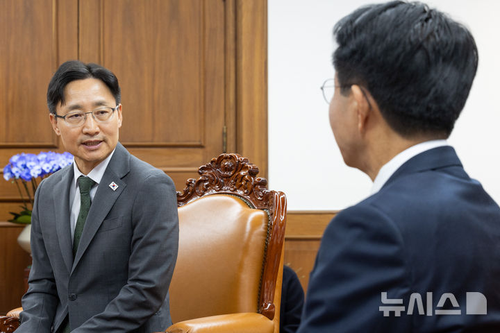 [서울=뉴시스] 최진석 기자 = 임광현 대통령 비서실장이 21일 여의도 국회를 찾아 조정식 국회의장을 예방하며 발언하고 있다. (공동취재) 2026.10.21. photo@newsis.com