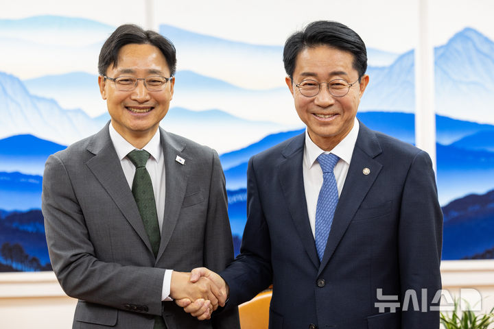 [서울=뉴시스] 최진석 기자 = 임광현(왼쪽) 대통령 비서실장이 21일 여의도 국회를 찾아 조정식 국회의장을 예방해 기념촬영하고 있다. (공동취재) 2026.10.21. photo@news