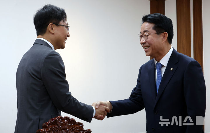 [서울=뉴시스] 최진석 기자 = 임광현(왼쪽) 대통령 비서실장이 21일 여의도 국회를 찾아 조정식 국회의장을 예방하며 악수하고 있다. (공동취재) 2026.10.21. photo@newsis.com