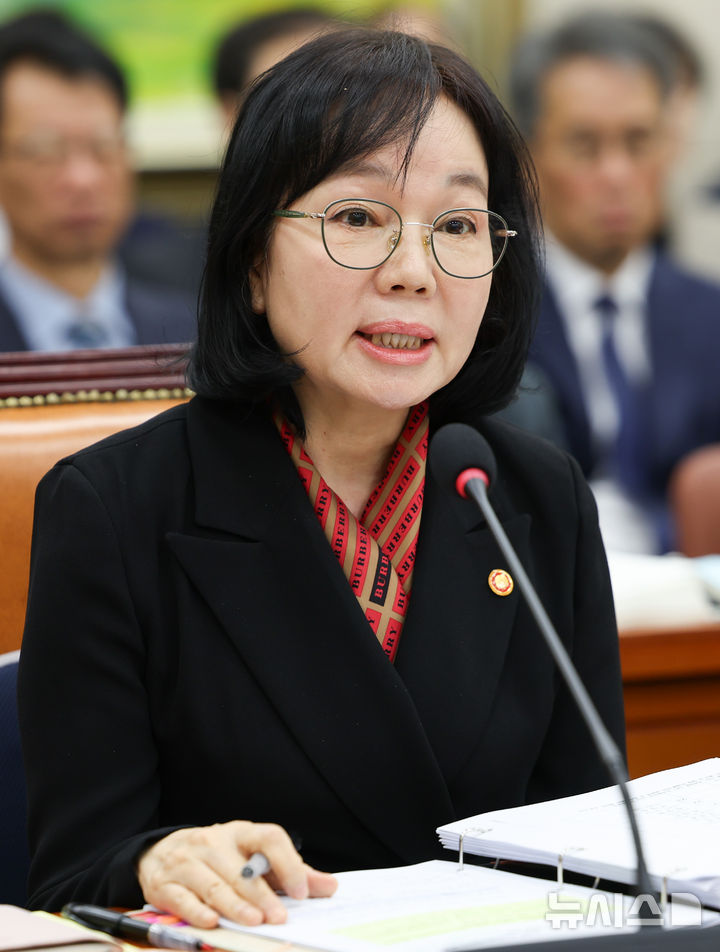 [서울=뉴시스] 김근수 기자 = 송경희 개인정보호위원장이 21일 오전 서울 여의도 국회에서 열린 정무위원회 종합국정감사에서 질의에 답하고 있다. 2026.10.21. ks@newsis.com
