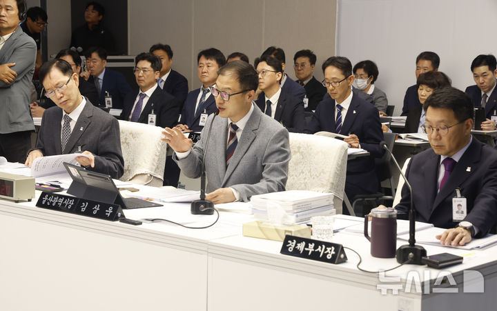 [울산=뉴시스] 배병수 기자 = 김상욱 울산시장이 21일 오전 울산시청 2층 회의실에서 열린 국회 행정안전위원회의 울산시 국정감사에서 의원들의 질의에 답변하고 있다. 2026.10.21. bbs@newsis.com