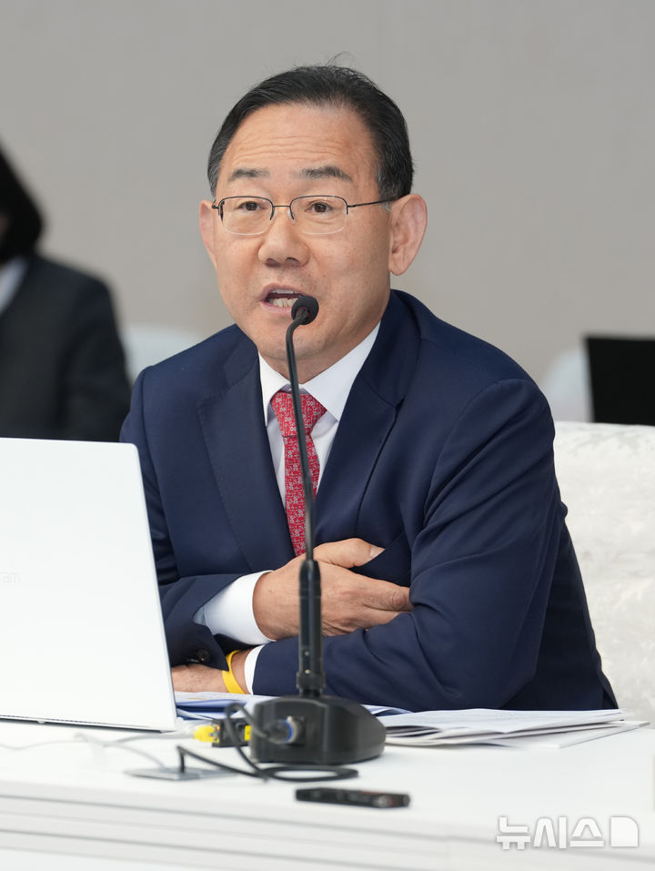 [울산=뉴시스] 배병수 기자 = 국민의힘 주호영 의원이 21일 오전 울산시청 2층 회의실에서 열린 행정안전위원회 국정감사에서 김상욱 시장에게 질의를 하고 있다. 2026.10.21. bbs@newsis.com.
