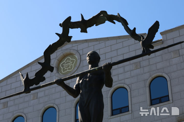 [과천=뉴시스] 고승민 기자 = 선관위 특검팀(특별검사 이태한)의 조사를 받은 선관위 직원이 21일 경기 화성의 한 아파트에서 숨진 채 발견된 데 대해 특검팀이 "깊은 애도를 표한다"면서고, 조사 과정에서 강압적인 상황은 없었다고 밝혔다. 사진은 21일 경기 과천 중앙선관위 모습. 2026.10.21. kkssmm99@newsis.com