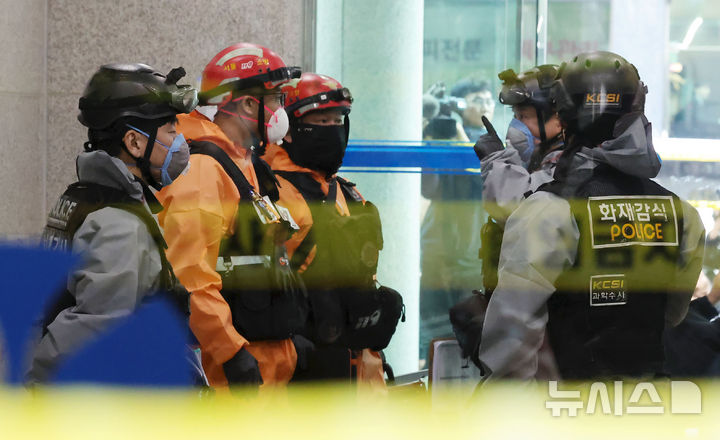[서울=뉴시스] 홍효식 기자 = 전날 화재가 발생한 21일 서울 강남구 역삼동 한양빌딩에서 경찰 화재감식반과 소방 화재조사관들이 화재 원인 조사를 위해 현장 감식에 나서고 있다. 2026.10.21. yesphoto@newsis.com