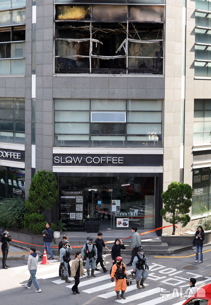 [서울=뉴시스] 홍효식 기자 = 전날 화재가 발생한 21일 서울 강남구 역삼동 신명빌딩에서 경찰 화재감식반과 소방 화재조사관들이 화재 원인 조사를 위해 현장 감식을 마친 뒤 떠나고 있다. 2026.10.21. yesphoto@newsis.com